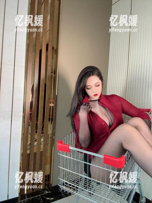 微密圈 - 一个120斤的小王同学，带你全套图包飞翔，蝴蝶嗅到甜蜜了