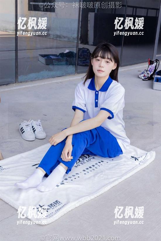 BoBoSocks袜啵啵-小甜豆 BoBoSocks袜啵啵 - 撒花蓝色丝袜搭配小甜豆,成为我壁纸心中的数一数二收藏。