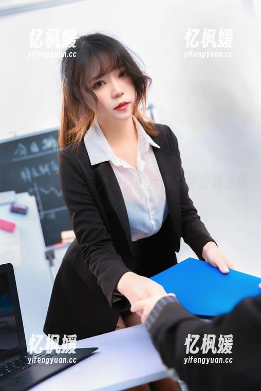 遇见Leah梓未，免费图片帮你解锁裤里丝的个性！