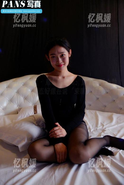 PANS写真 - 晨晨的图集：脚丫子野心勃勃，裸足姿态好像在说‘来啊，踩我呀’！