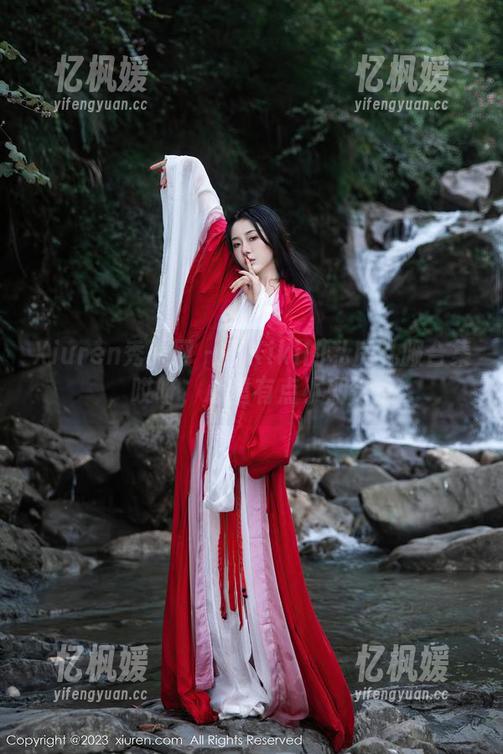 Xiuren秀人网-小Kiki Xiuren秀人网 - 小Kiki的私房礼服合集,哎呀,心里有点小期待。