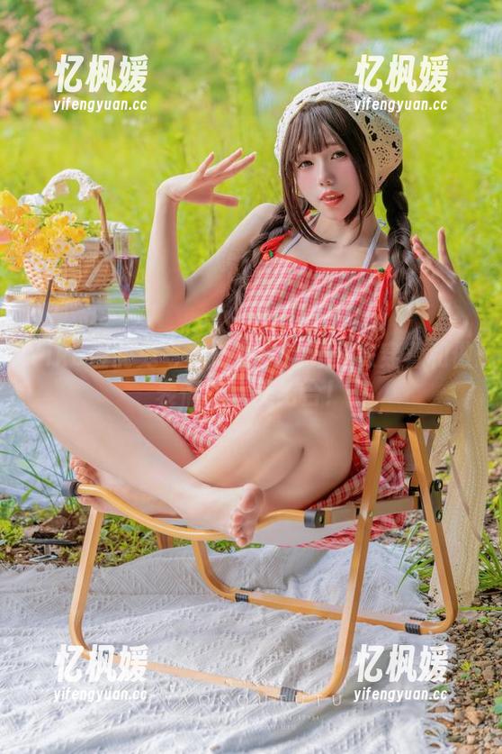 Yiko湿润兔 Yiko湿润兔写真技巧:定制丝袜穿着和做表情的完美结合!