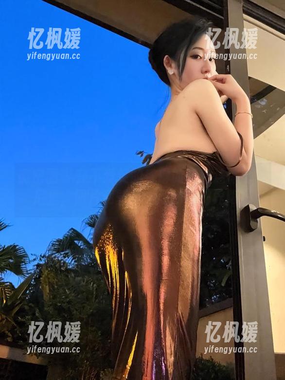 微密圈 - 在不爱笑的赛琳的蓝色连体比基尼里，照片和壁纸之间的模糊界限！