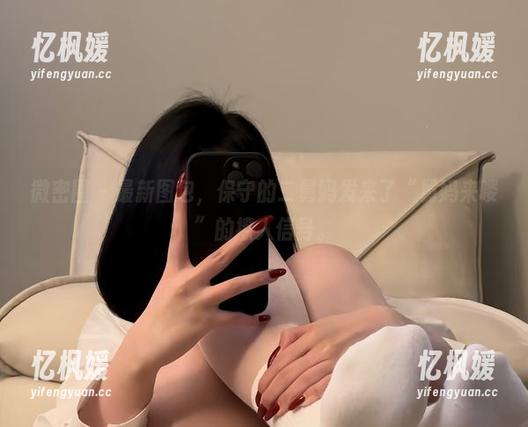 微密圈 - 最新图包，保守的二舅妈发来了“舅妈来喽”的撩人信号。
