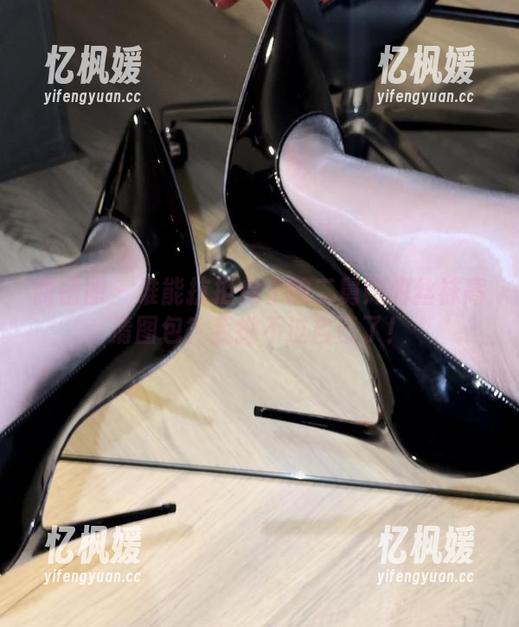 微密圈 - 谁能抗拒保守的二舅妈的丝袜高清图包？我拗不过自己了！
