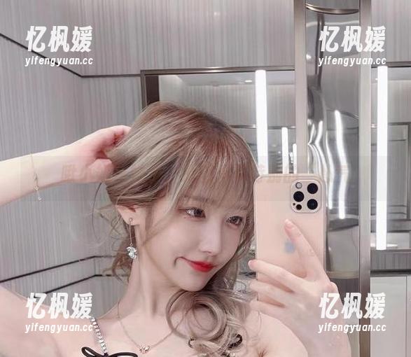 啾小妍”妹子，原图里有特别的“怂气
