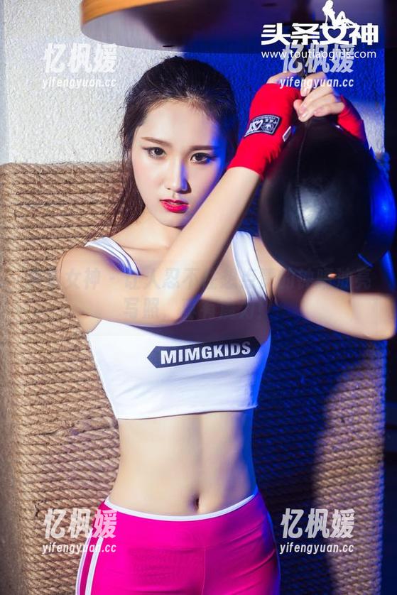 头条女神-钟晴 头条女神 - 让人忍不住想点赞的钟晴油亮写照,真有魔力!