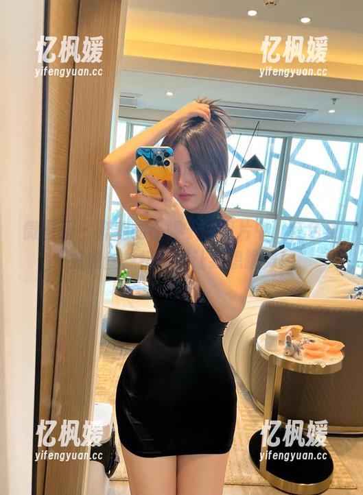 微密圈 - 奔跑的晶骡子的图片中，红色皮裤和丝袜搭配得让我想跳舞！
