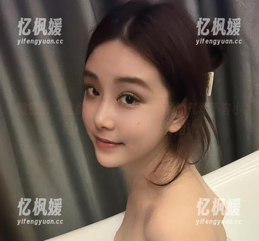 微密圈 - 这条银色吊带裙，奶雯的气场不容小觑！原图下载通道已开启！
