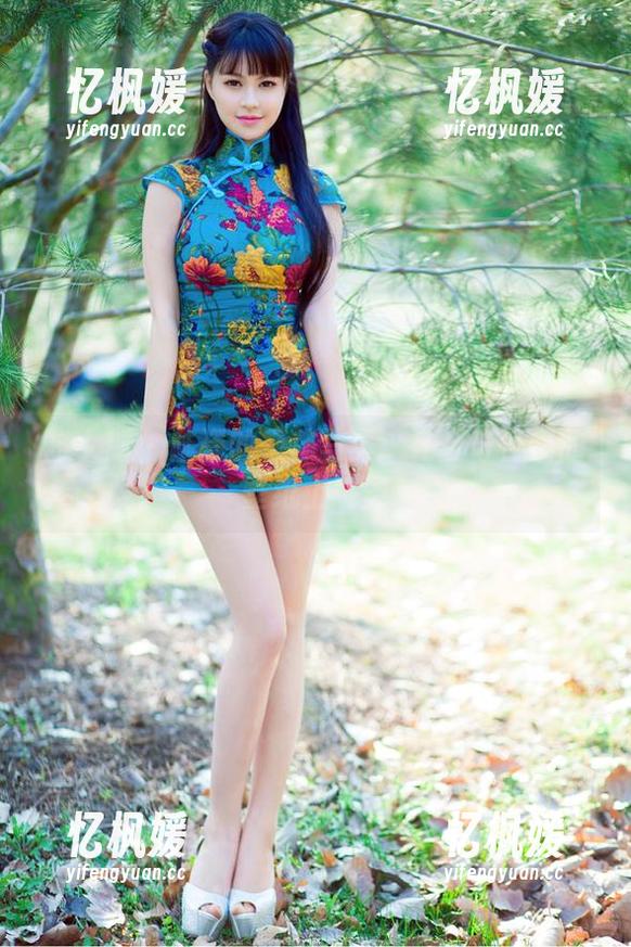 推女郎 - 陆瓷的棉袜写真：在奇奇怪怪的壁纸上跳舞
