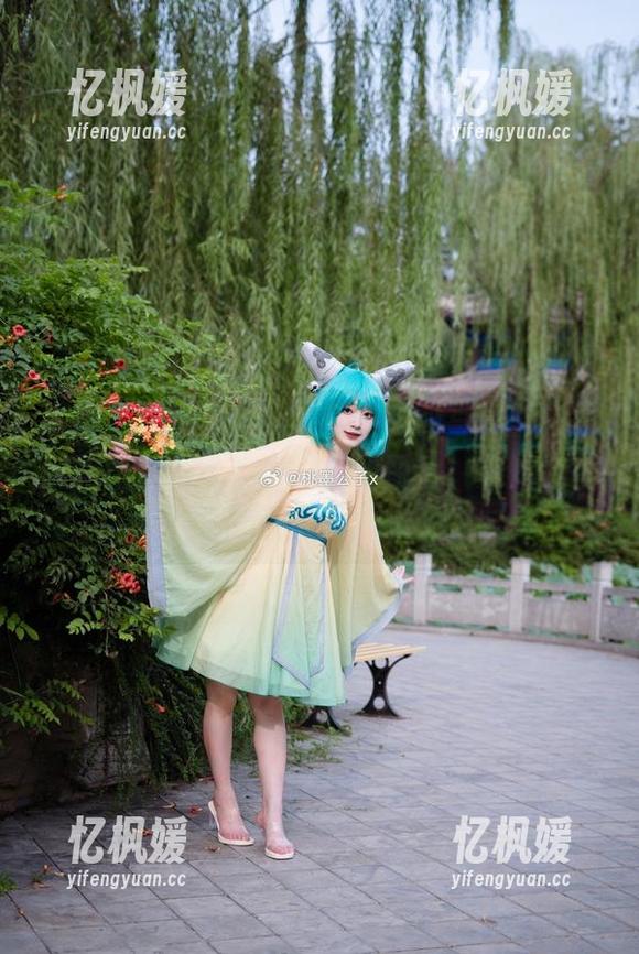 哎呀，桃墨公子从罗莎莉亚的写真里总是能掏出让人舍不得滑走的图片，鬼知道它怎么做到的。