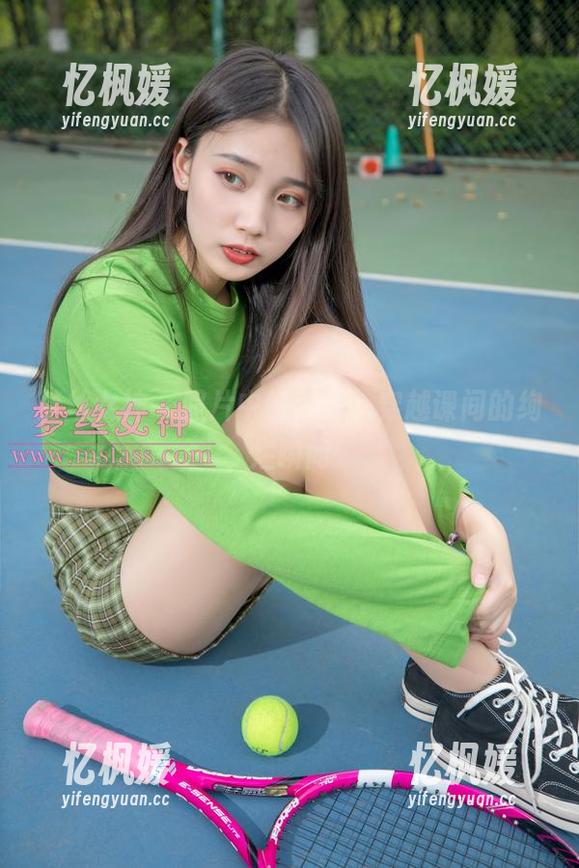 梦丝女神-瑶瑶 梦丝女神 - 照片中的瑶瑶,穿越课间的绚烂瞬间