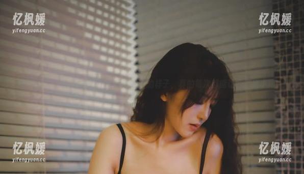 福利写真警告！樱晚gigi穿连衣裙的样子，真的每次都能让我思绪小跑。