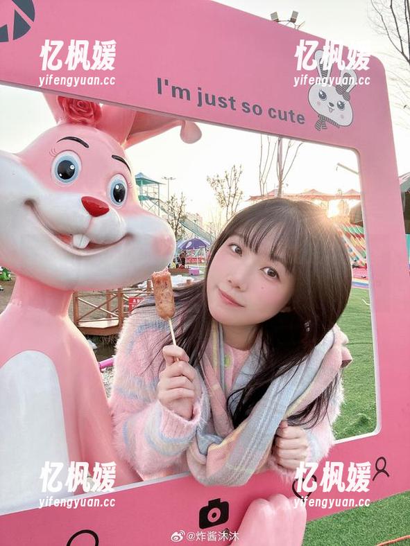 炸酱沐沐 炸酱沐沐的定制泳装写真,可能是你意想不到的选择