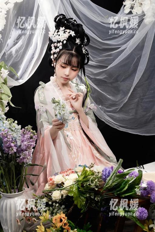 当爆机少女喵小吉变身礼服女神，高清照片看得我心中嗷嗷叫。