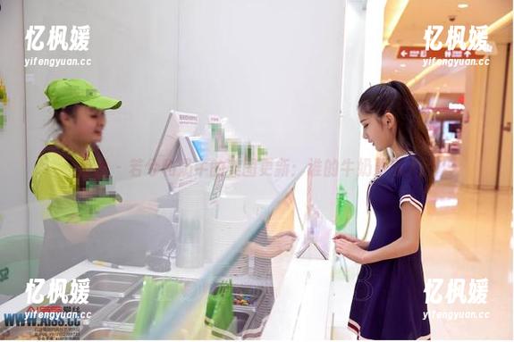 爱丝 - 若兮和奶牛的美图更新：谁的牛奶更迷人？