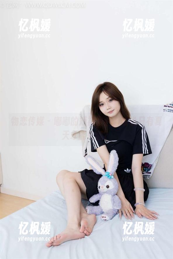 物恋传媒 - 嘟嘟的短裤图片，谁说只有夏天才能秀腿？