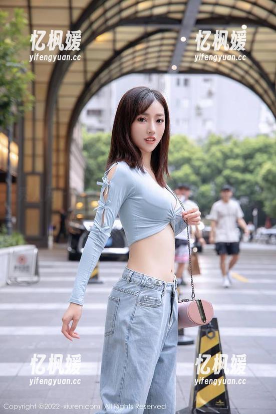 秀人网-周井空 秀人网 - 这组黑白照片最新上架,周井空果然敢玩!
