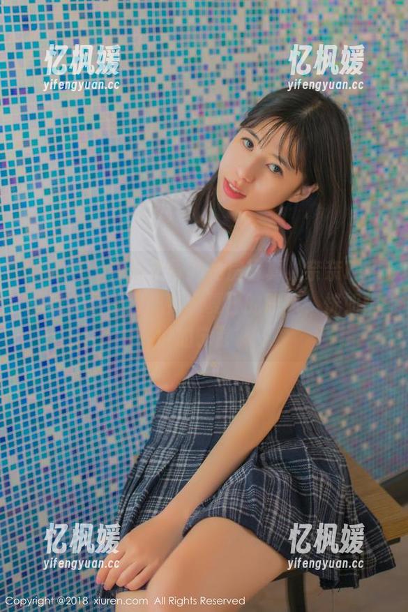 秀人网-奈奈Fox 秀人网 - 轻描淡写的私房写真,奈奈Fox的连衣裙让我想到了夏日的晚风,恍如隔世的宁静。