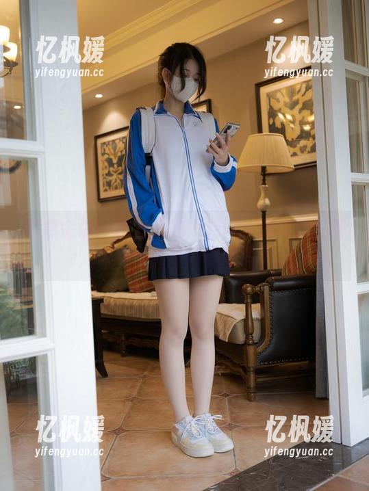 紧急企划-见希w 紧急企划 - 图片里的见希w:白丝学生服,天真与诱惑的微妙平衡。