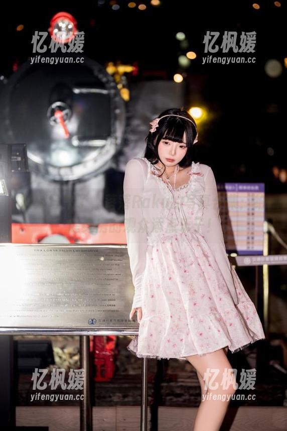 落落Raku 锻炼日来了,落落Raku的写真合集:给健身房的观众添点乐子!