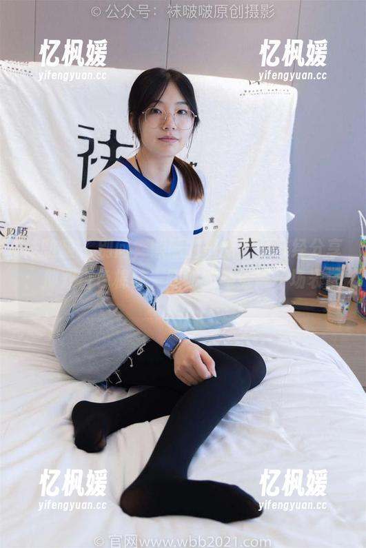 袜啵啵 - 别问，熊熊的最新作品已经分享：那双白色棉袜，踩脏的感觉像一场表演。