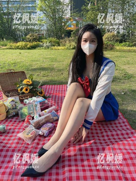 微密圈 - 软妹小九九的玉足自拍套图，混合了些许戏谑，仿佛在说：“别再想了，直接来看吧！”