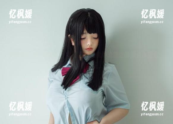 阿寨寨 阿寨寨化身生徒会长,高清图包无意间流露出的那点小挑逗,呵,真会玩。