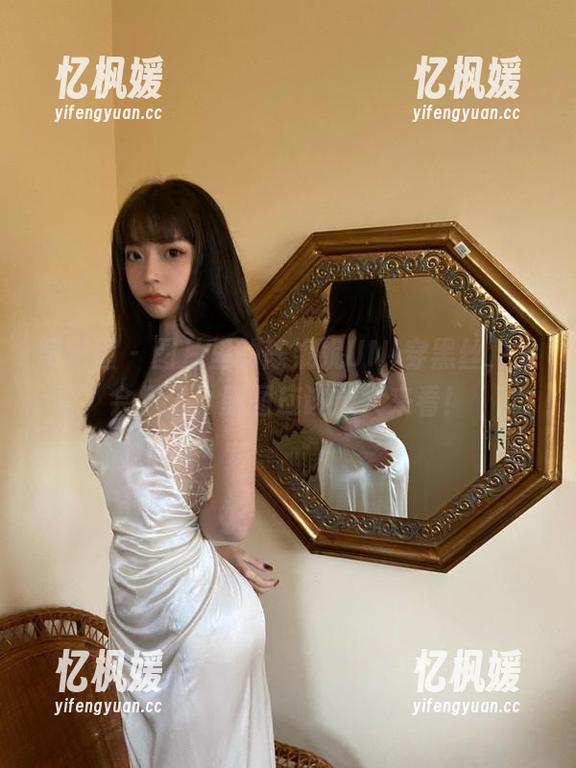 陈妮妮UNI 微密圈 - 图片里的陈妮妮UNI穿黑丝,太会撩了,原图应该放大来看!