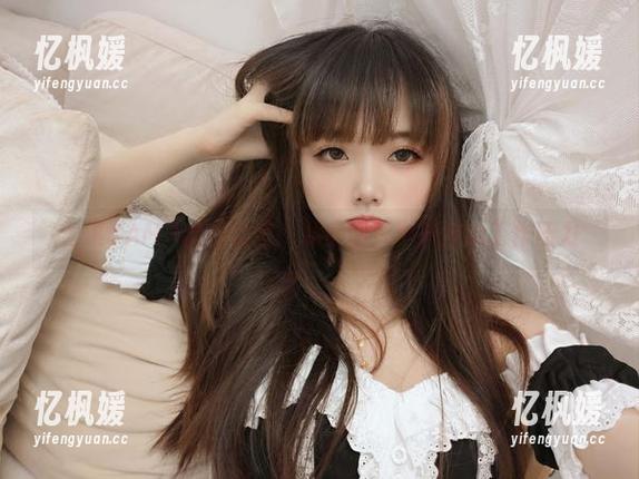 雪琪SAMA的办公室：私房图片也能描绘工作压力