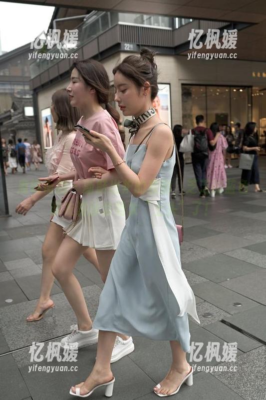 魔镜街拍-芝芝 魔镜街拍 - 新鲜出炉的套图,芝芝的蓝色泳衣游泳姿势太“上头”了!