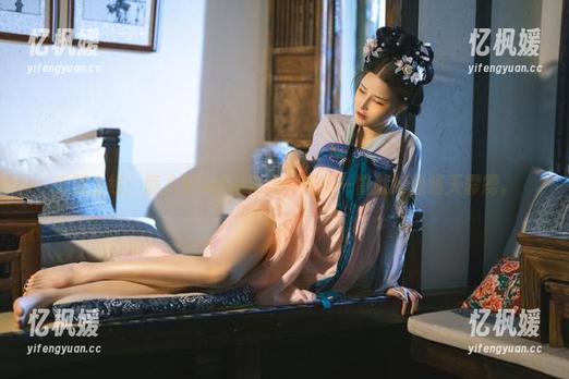 资源上线：鹿八岁baby海边，随便一瞥就好像晴天霹雳。