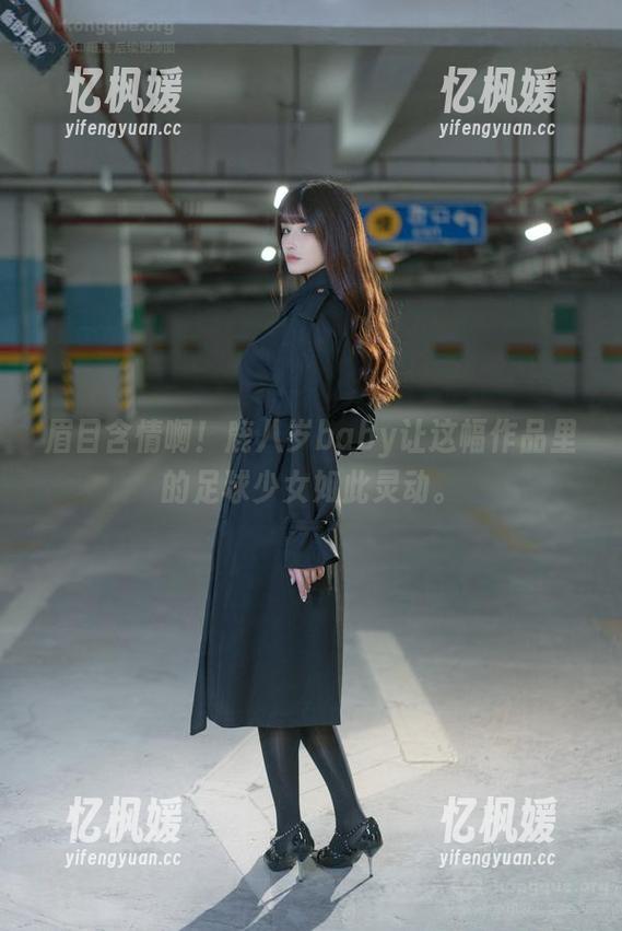 鹿八岁baby 眉目含情啊!鹿八岁baby让这幅作品里的足球少女如此灵动。
